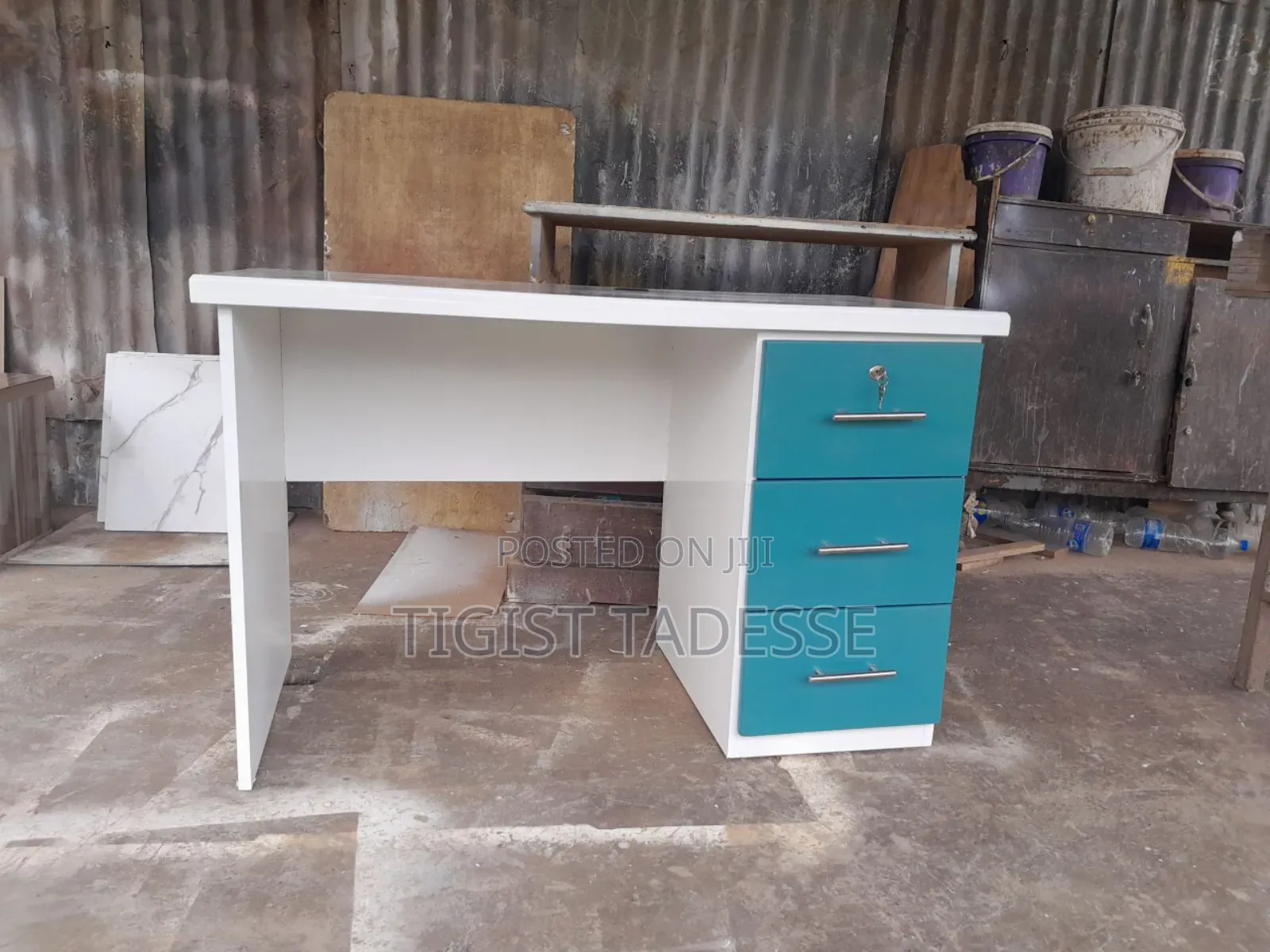 የማጥኛ ወይም ለቢሮ የሚሆን ጠረጴዛ ኪቦርድ ማስቀመጫ ያለው