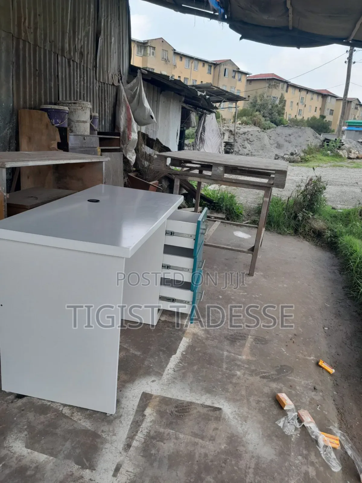 የማጥኛ ወይም ለቢሮ የሚሆን ጠረጴዛ ኪቦርድ ማስቀመጫ ያለው