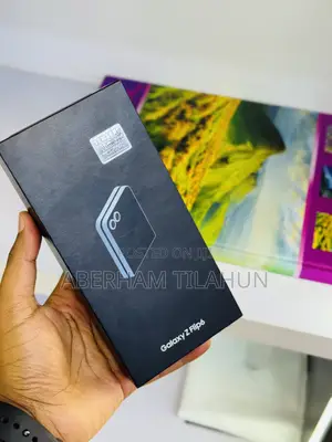 Photo - New Samsung Galaxy Z Flip6 256 GB Blue