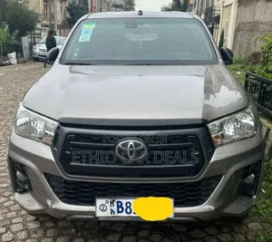 Photo - Toyota Hilux 2020 Beige