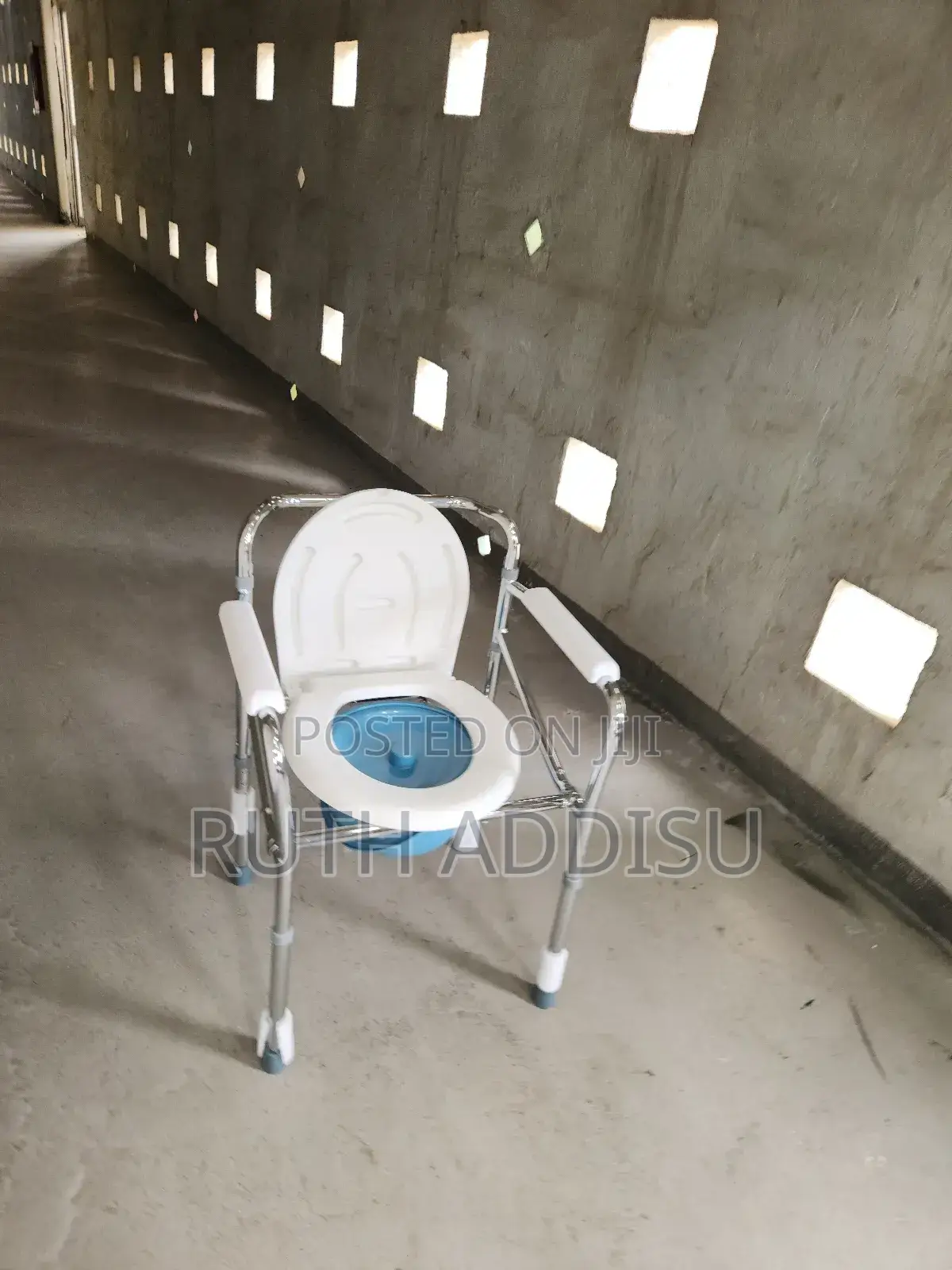 Commode Chair Almunium Adjustable Height Commode Chair