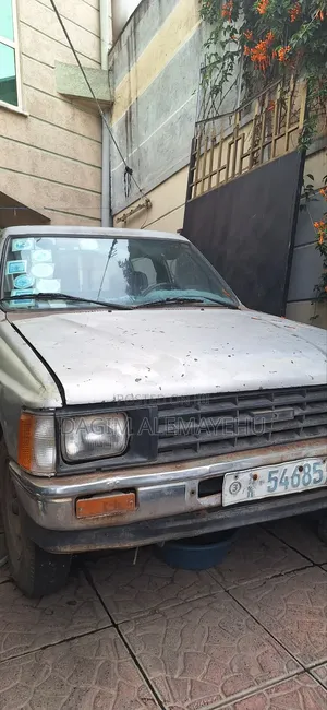 Photo - Toyota Hilux 1985 Silver