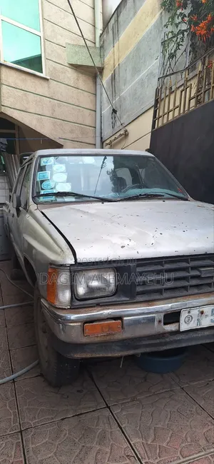 Toyota Hilux 1985 Silver