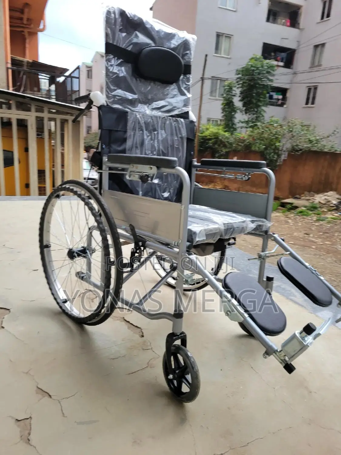 Wheelchair With “U” Seat Panel马نwheelchair~١wheelchair