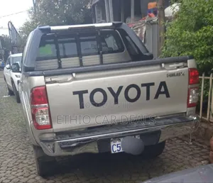Toyota Hilux 2011 Gold