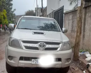 Photo - Toyota Hilux 2008 Gold