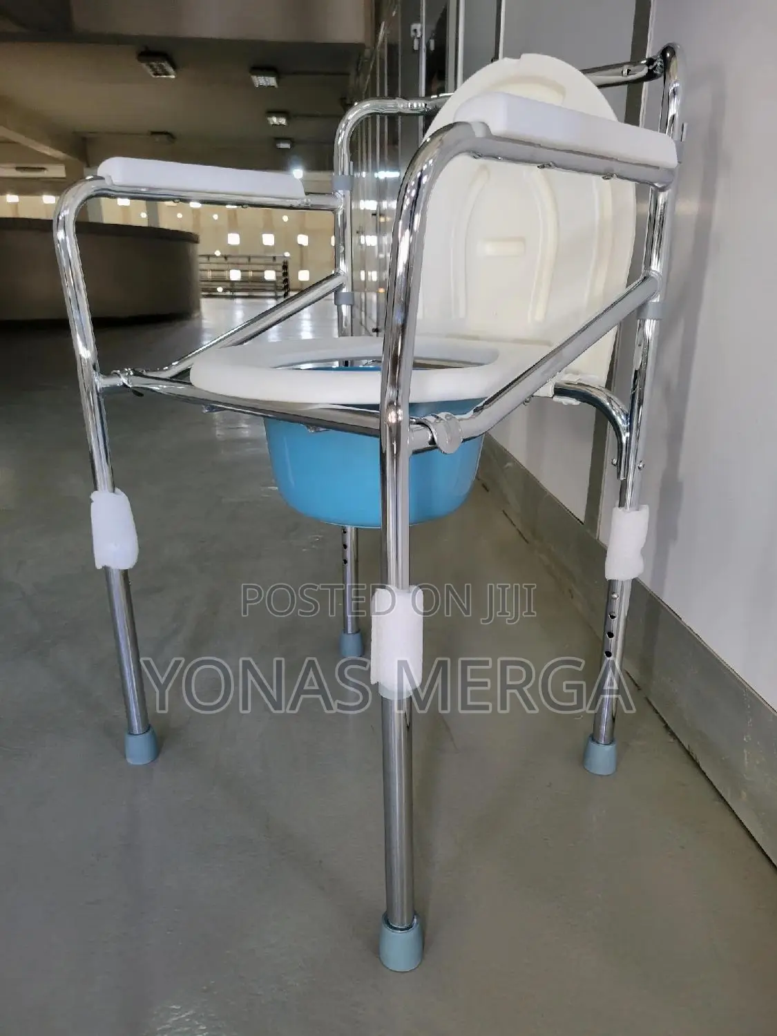 Commode(Fs2)Toilet Chair坻وwheels Care Max Commode Chair