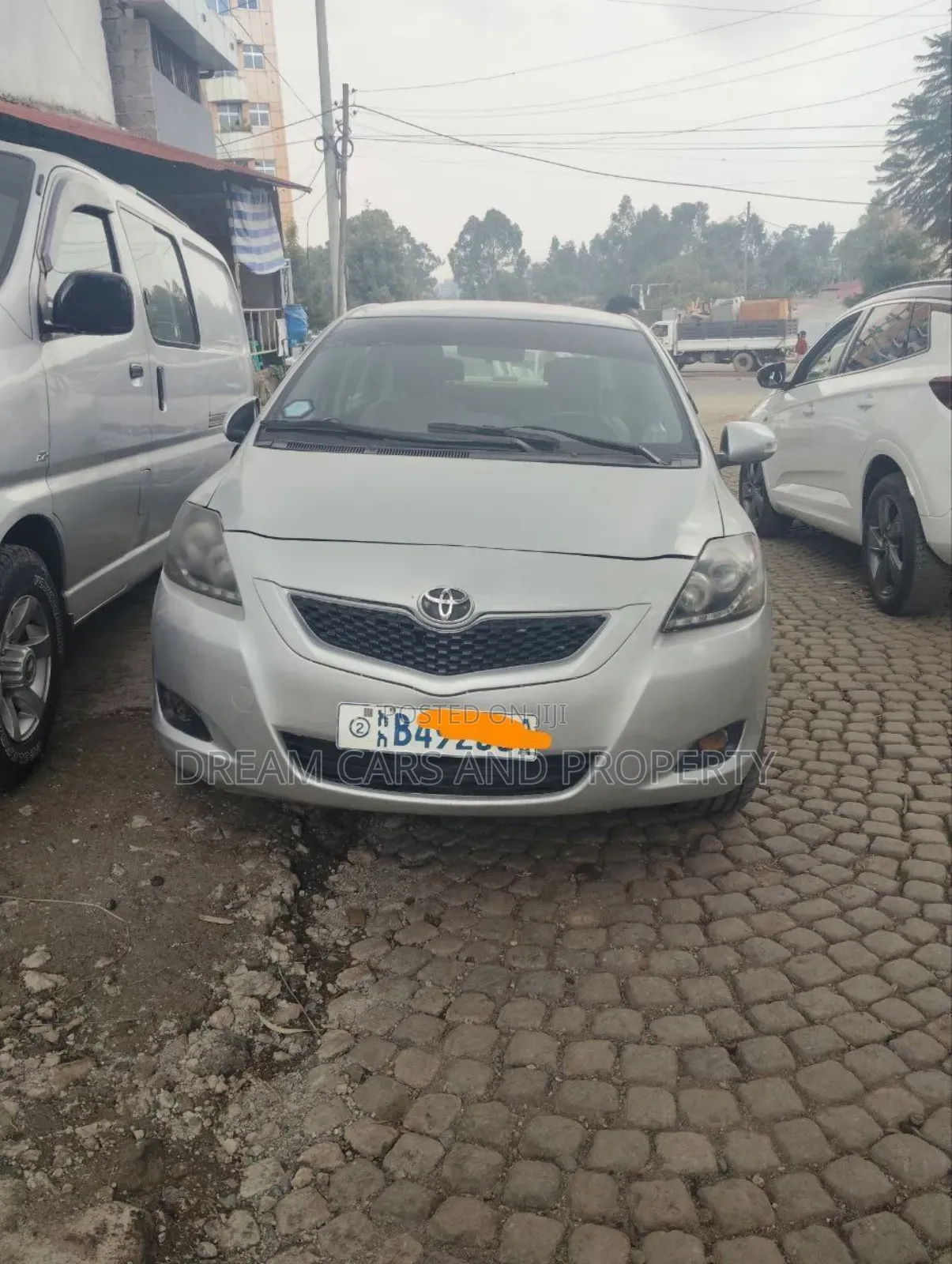 Toyota Yaris Base Hatchback 5dr 2011 Silver