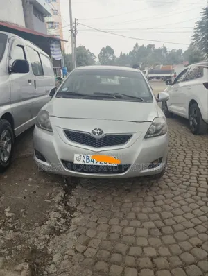 Photo - Toyota Yaris Base Hatchback 5dr 2011 Silver