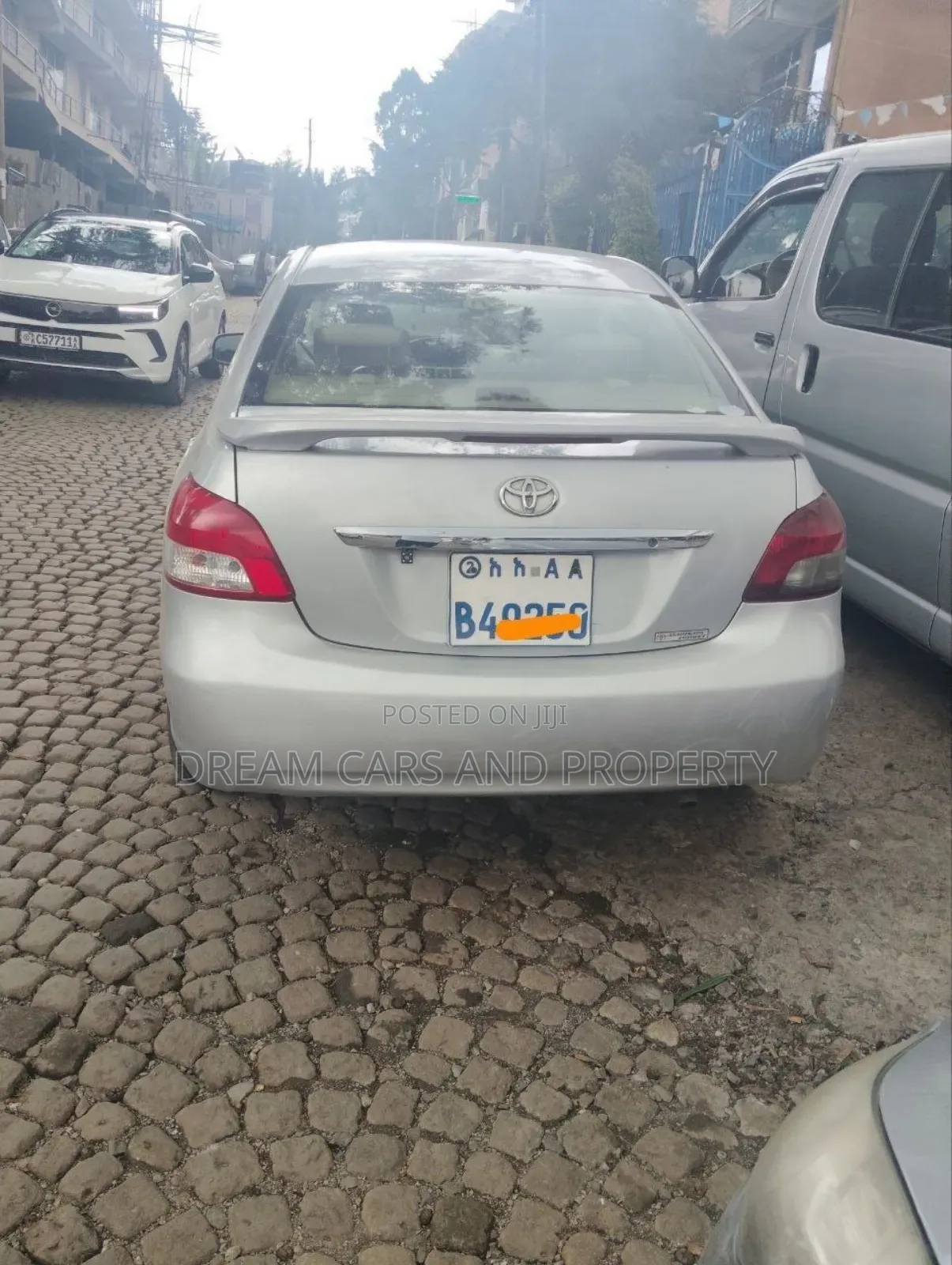 Toyota Yaris Base Hatchback 5dr 2011 Silver