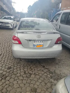 Toyota Yaris Base Hatchback 5dr 2011 Silver