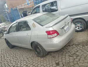 Toyota Yaris Base Hatchback 5dr 2011 Silver