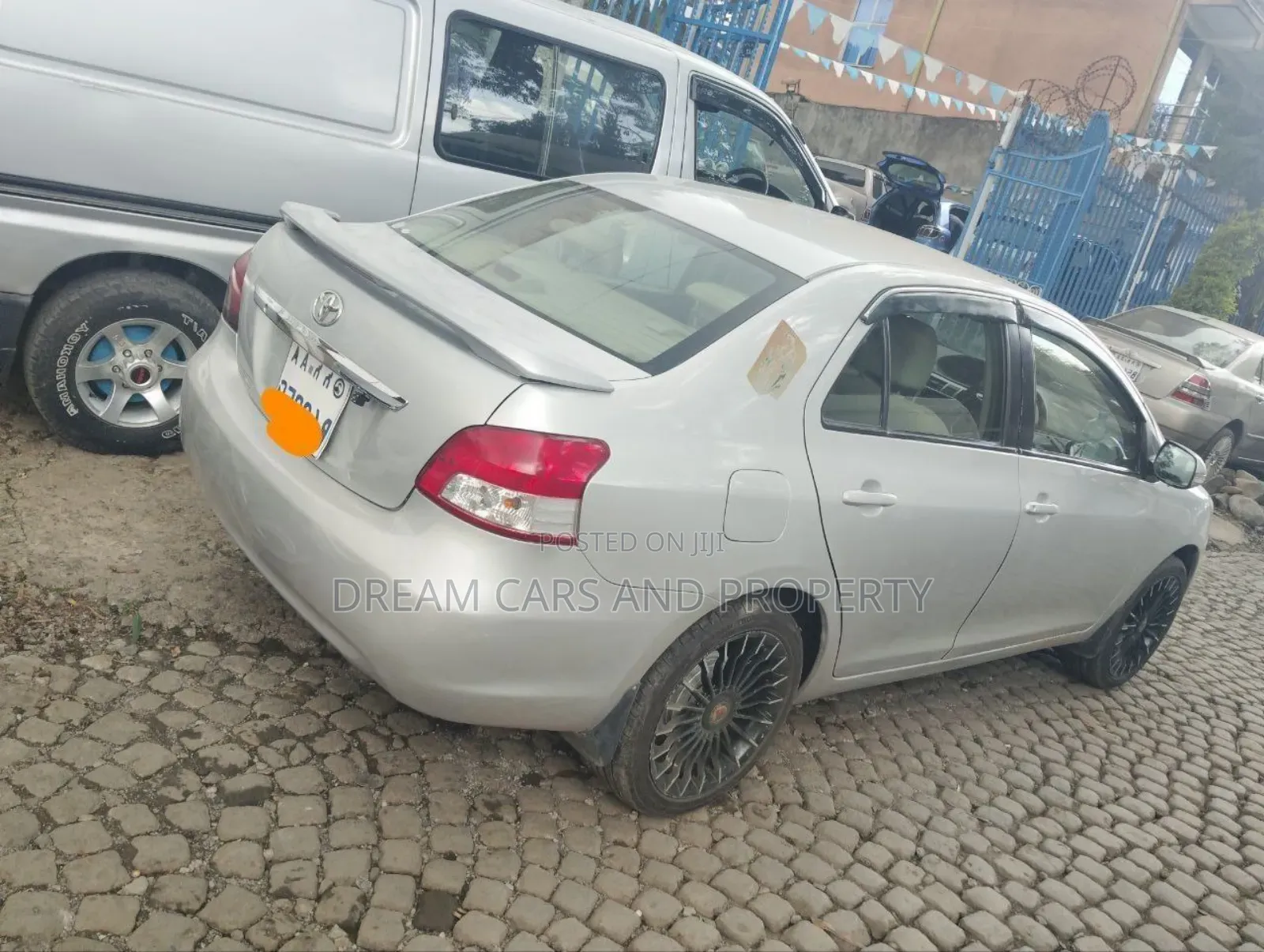 Toyota Yaris Base Hatchback 5dr 2011 Silver