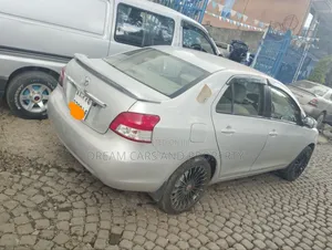 Toyota Yaris Base Hatchback 5dr 2011 Silver