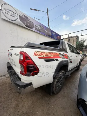 Toyota Hilux 2022 White
