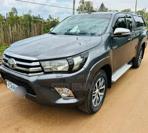 Toyota Hilux 2016 Gray