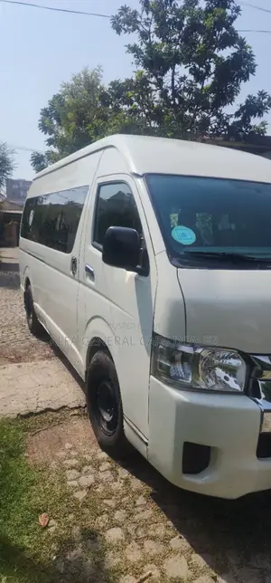 Toyota HiAce 2018 White