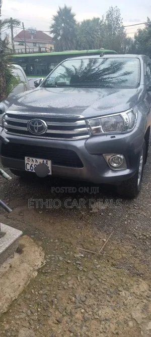 Photo - Toyota Hilux 2018 Gray