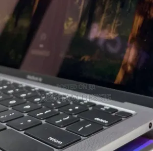 New Laptop Apple MacBook Pro M1 8GB Intel Core I9 SSD 256GB