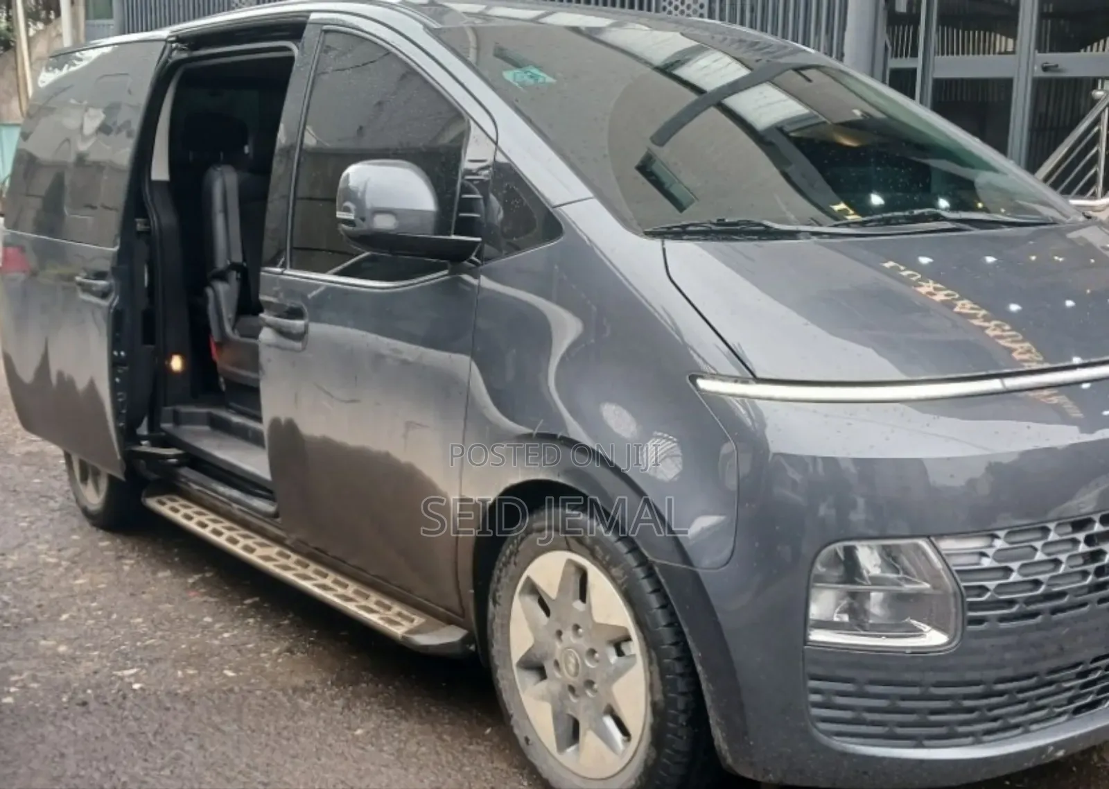 Hyundai Staria 2023 Gray