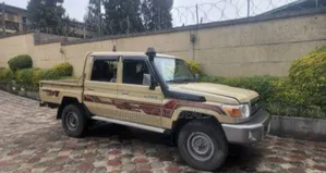 Photo - Toyota Land Cruiser 2017 Gold