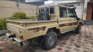 Toyota Land Cruiser 2017 Gold