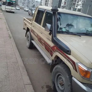 Toyota Land Cruiser 2017 Gold