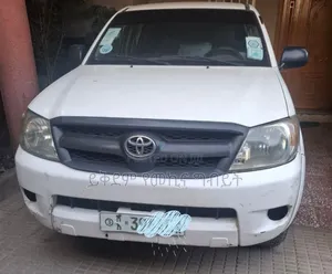 Photo - Toyota Hilux 2006 White