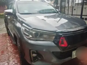 Photo - Toyota Hilux 2019 Beige