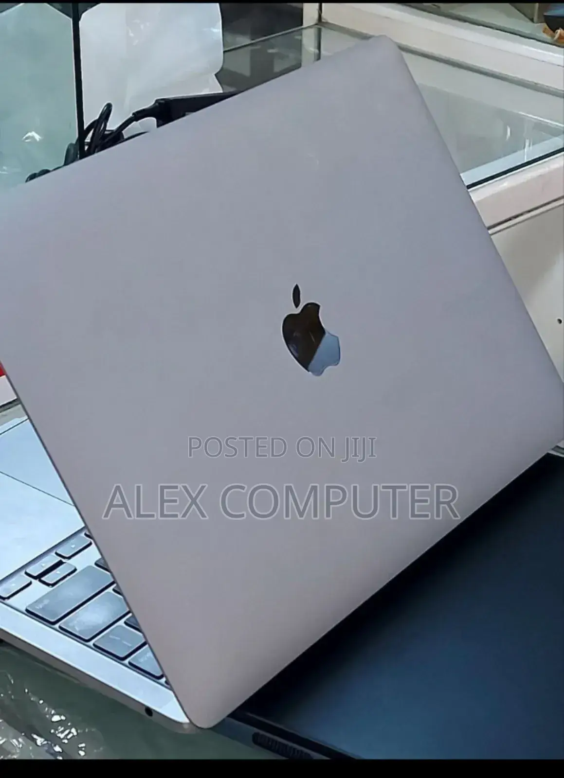 New Laptop Apple MacBook Pro 2022 M2 8GB Apple M2 SSD 256GB