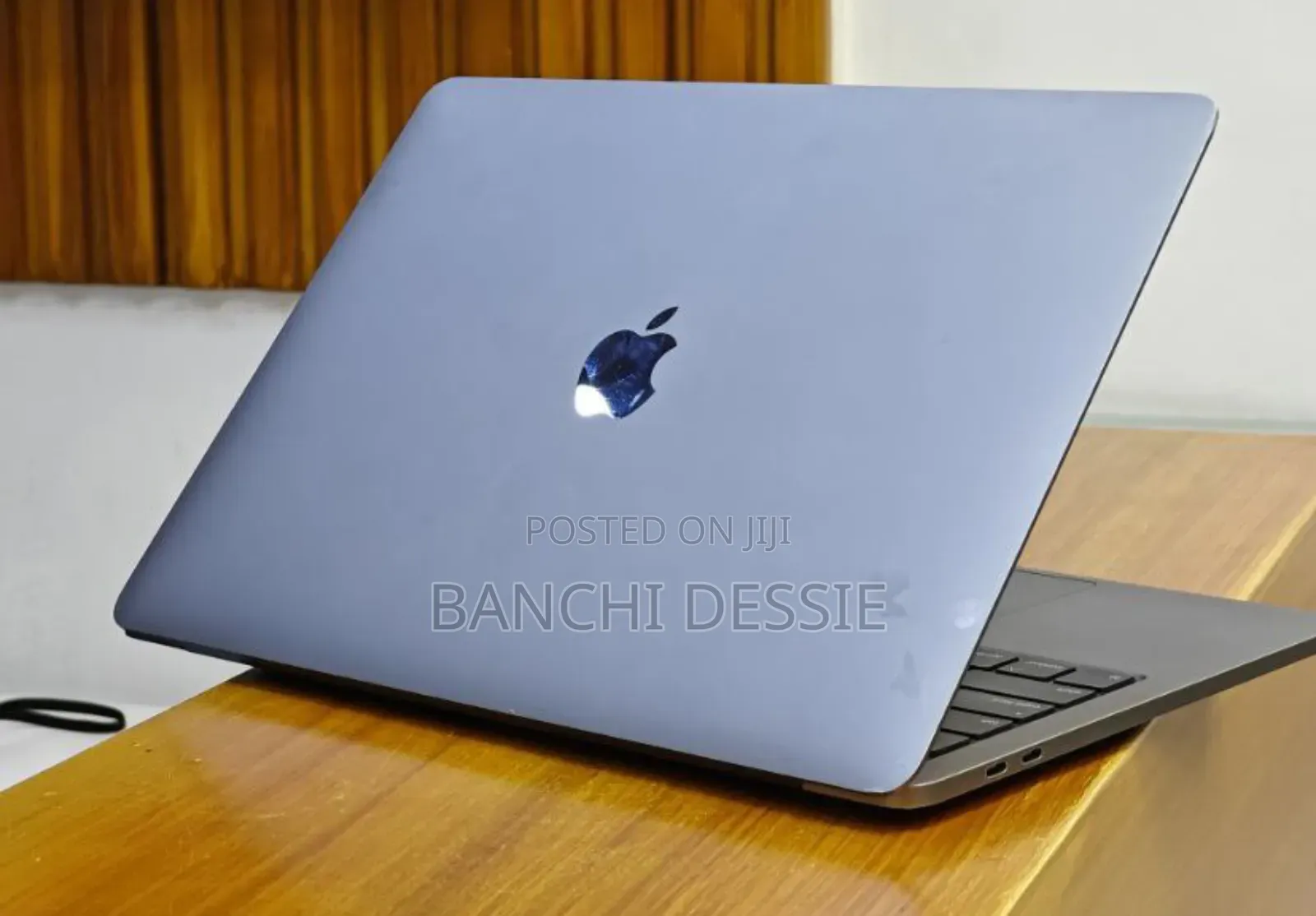 New Laptop Apple MacBook 2020 8GB Intel Core I5 SSD 256GB