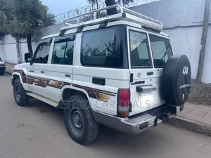 Toyota Land Cruiser 2011 White