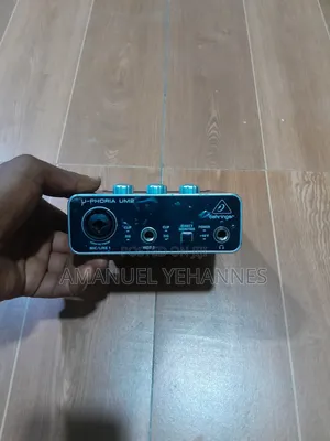 Behringer U-Phoria Um2 Sound Card