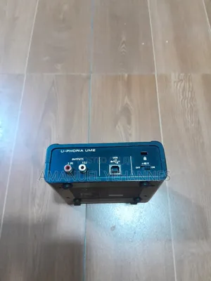 Behringer U-Phoria Um2 Sound Card