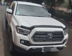 Photo - Toyota Tacoma 2018 White