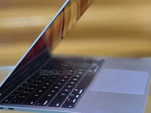 New Laptop Apple MacBook Pro 2020 8GB Intel Core I5 SSD 256GB