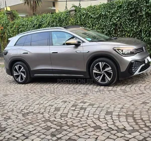 Volkswagen ID.6 2023 Gold