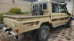 Toyota Land Cruiser 2017 Gold