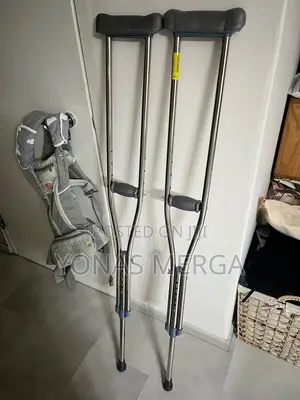 Photo - Universal Adult Walk Crutches梳وbuilt-in Metal Ring Protects