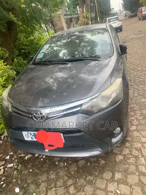 Photo - Toyota Yaris 2014 Gray