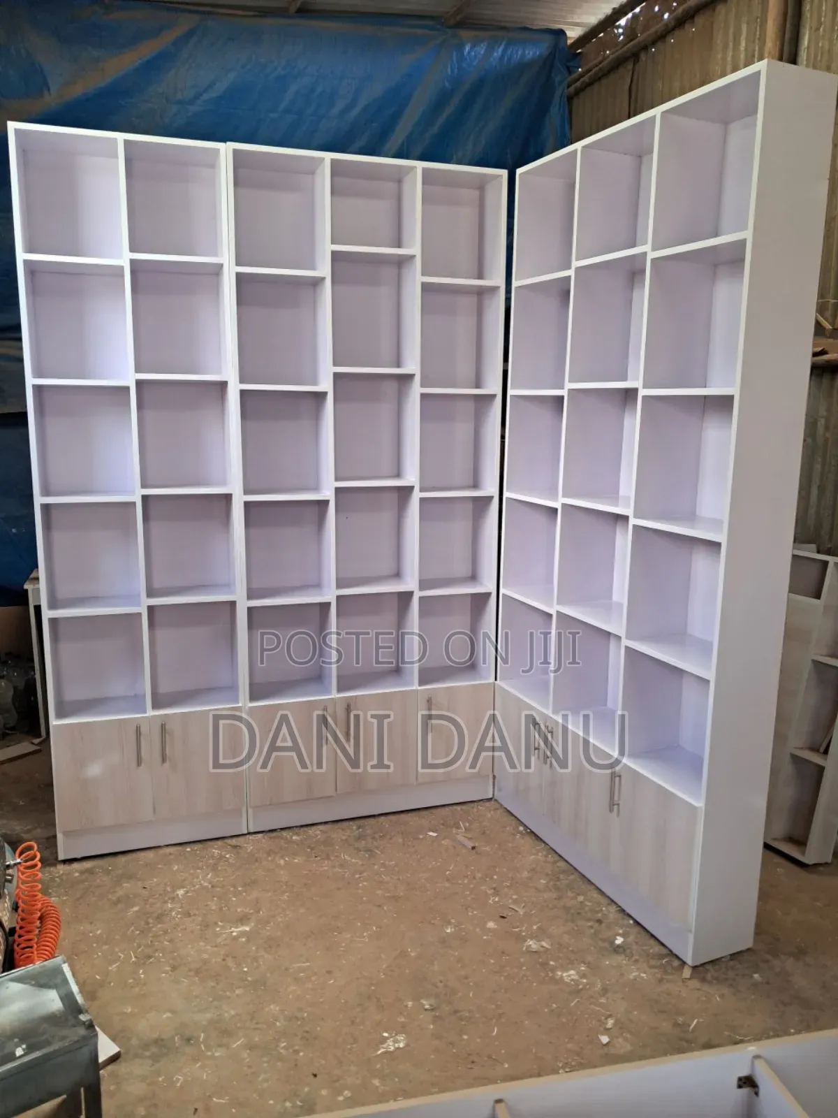 ዘመናዊ መደርደሪያ