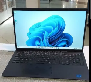 New Laptop Dell Vostro 3520 16GB Intel Core I5 SSD 1T