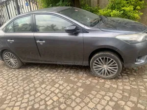 Photo - Toyota Yaris 2014 Gray