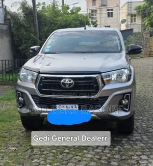Photo - Toyota Hilux 2020 Gray