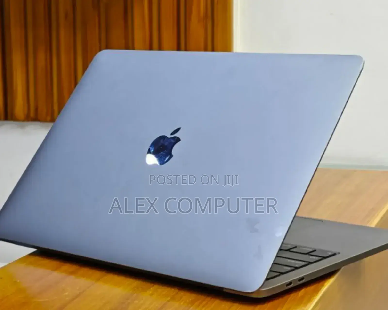 New Laptop Apple MacBook Pro 2020 8GB Intel Core I5 SSD 256GB