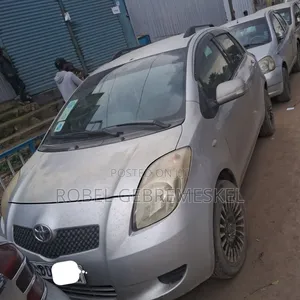 Photo - Toyota Yaris 2010 Silver