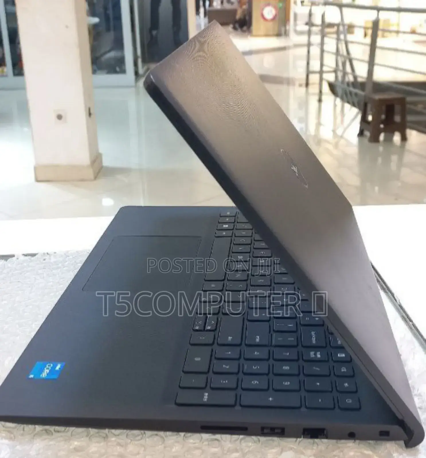 New Laptop Dell Vostro 3520 8GB Intel Core I5 SSD 1T