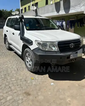 Toyota Land Cruiser 2010 White