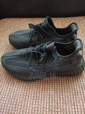 Photo - Yeezy Boost 350 V2.0 Black