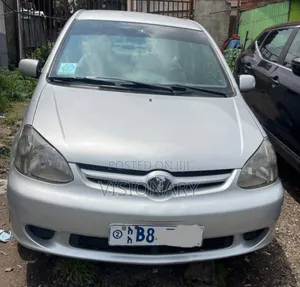 Photo - Toyota Platz 2004 Silver